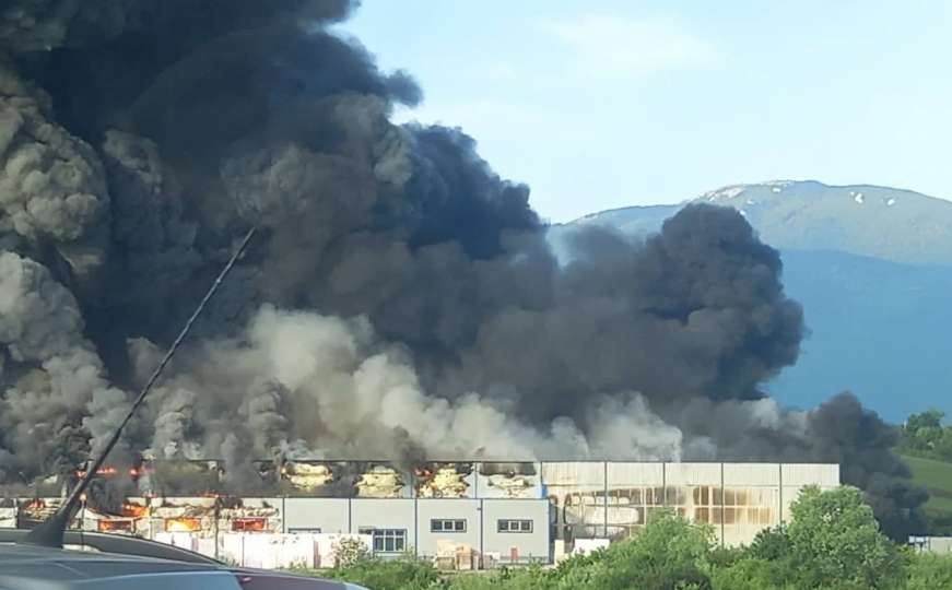 Veliki požar zahvatio fabriku u Bihaću, građani evakuisani 